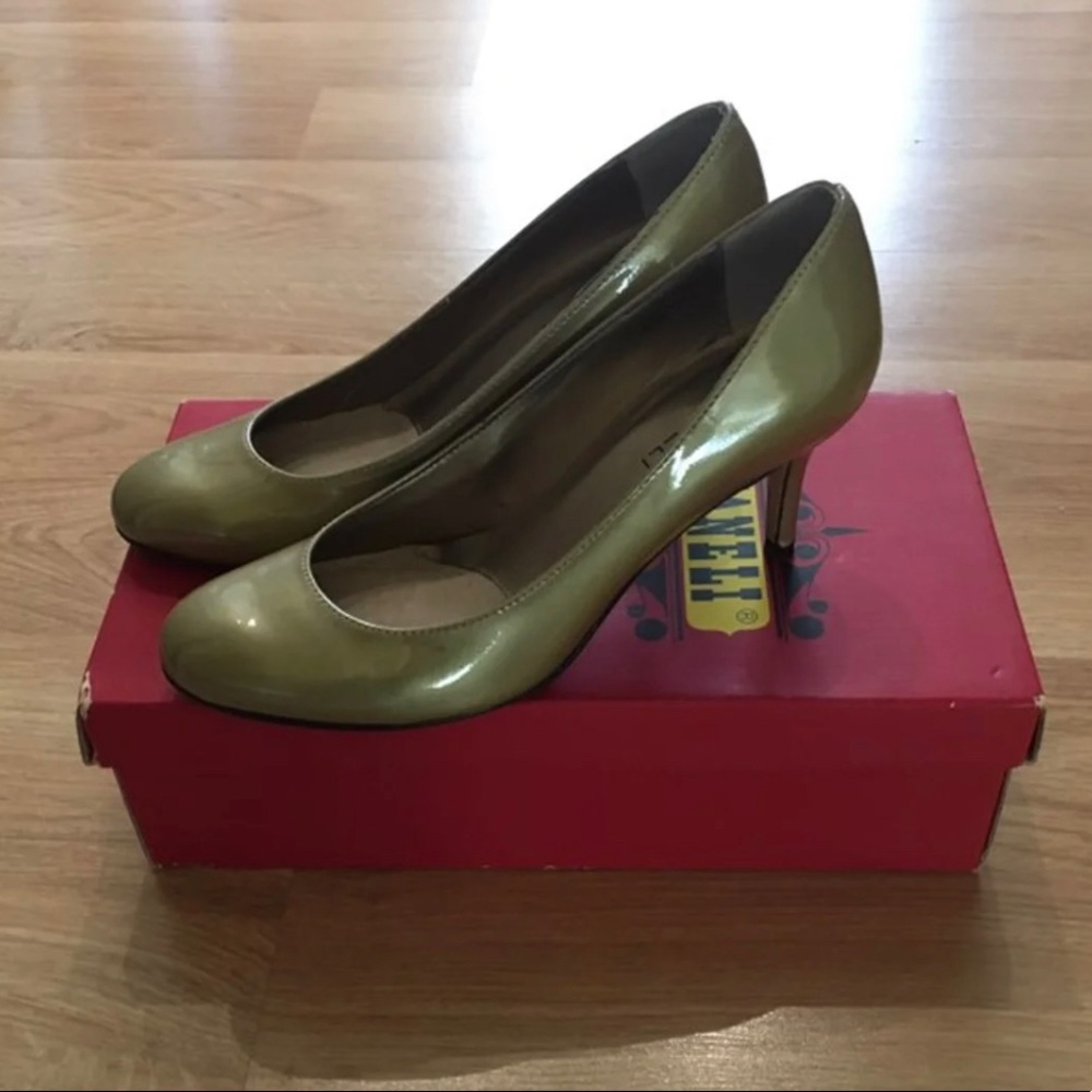 Sz 6.5 Vaneli Gold Metallic Pumps